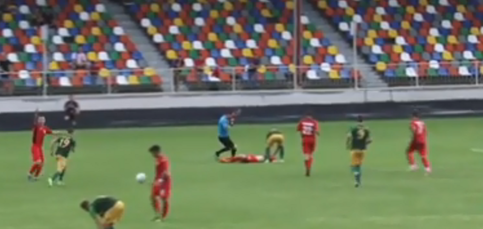 Видео дня: арбитр и соперники спасли жизнь украинскому футболисту