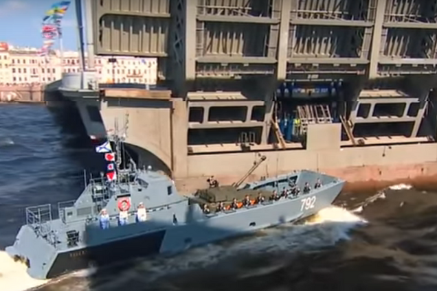 На глазах у Путина: в Питере катер опозорился во время парада