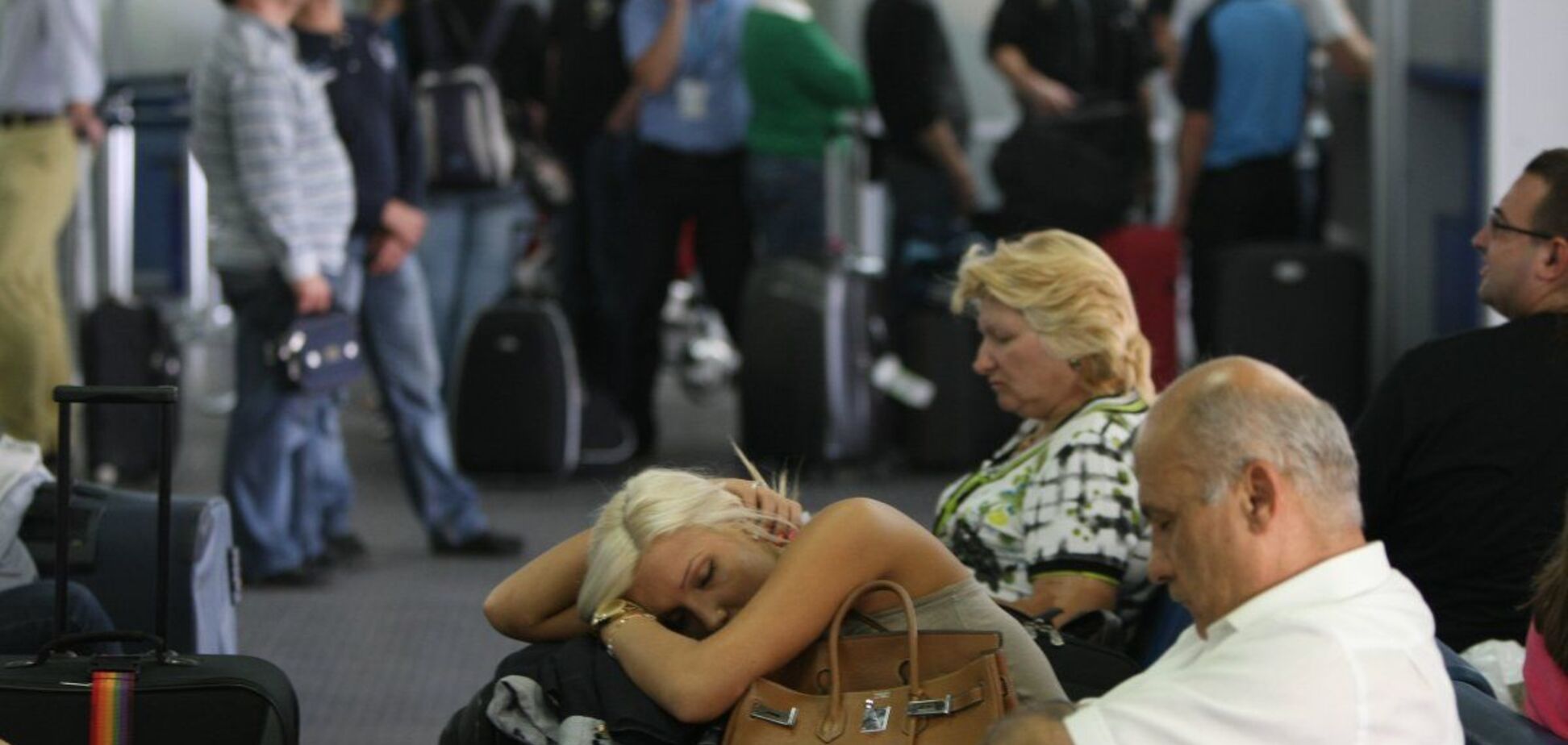 Вторые сутки на чемоданах: во Львове произошло новое ЧП с туристами
