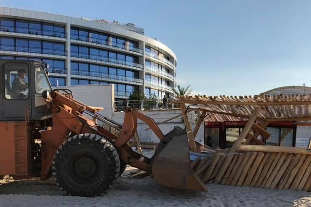 В Одесі знесли популярний пляж: фото і відео