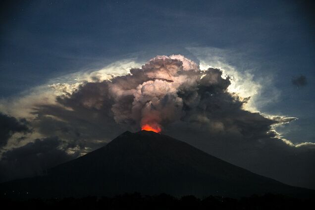 На Бали извержение вулкана спровоцировало масштабные пожары 