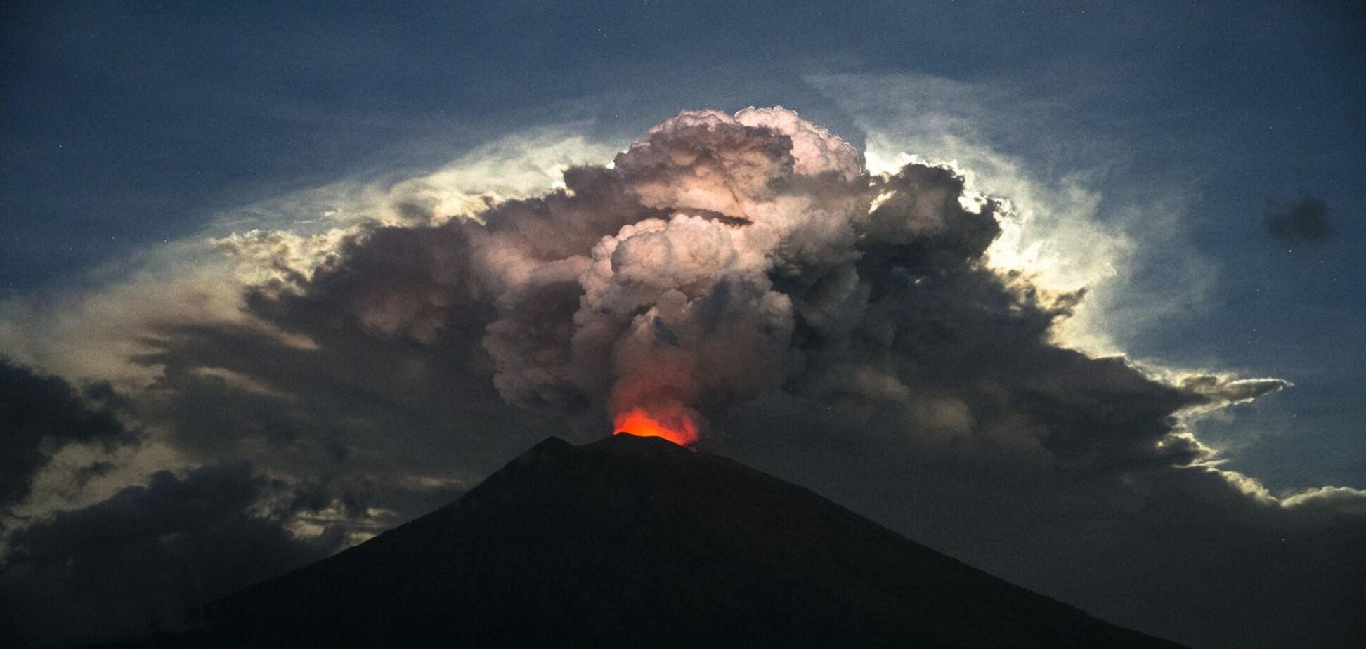 На Бали извержение вулкана спровоцировало масштабные пожары 