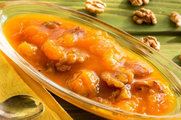 'Золотое': звездный повар поделился рецептом абрикосового варенья с коньяком