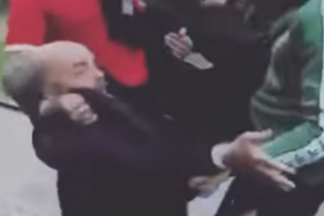 Декоммунизация по-русски: на ЧМ-2018 болельщики выбросили в мусорку пьяного 'Ленина'