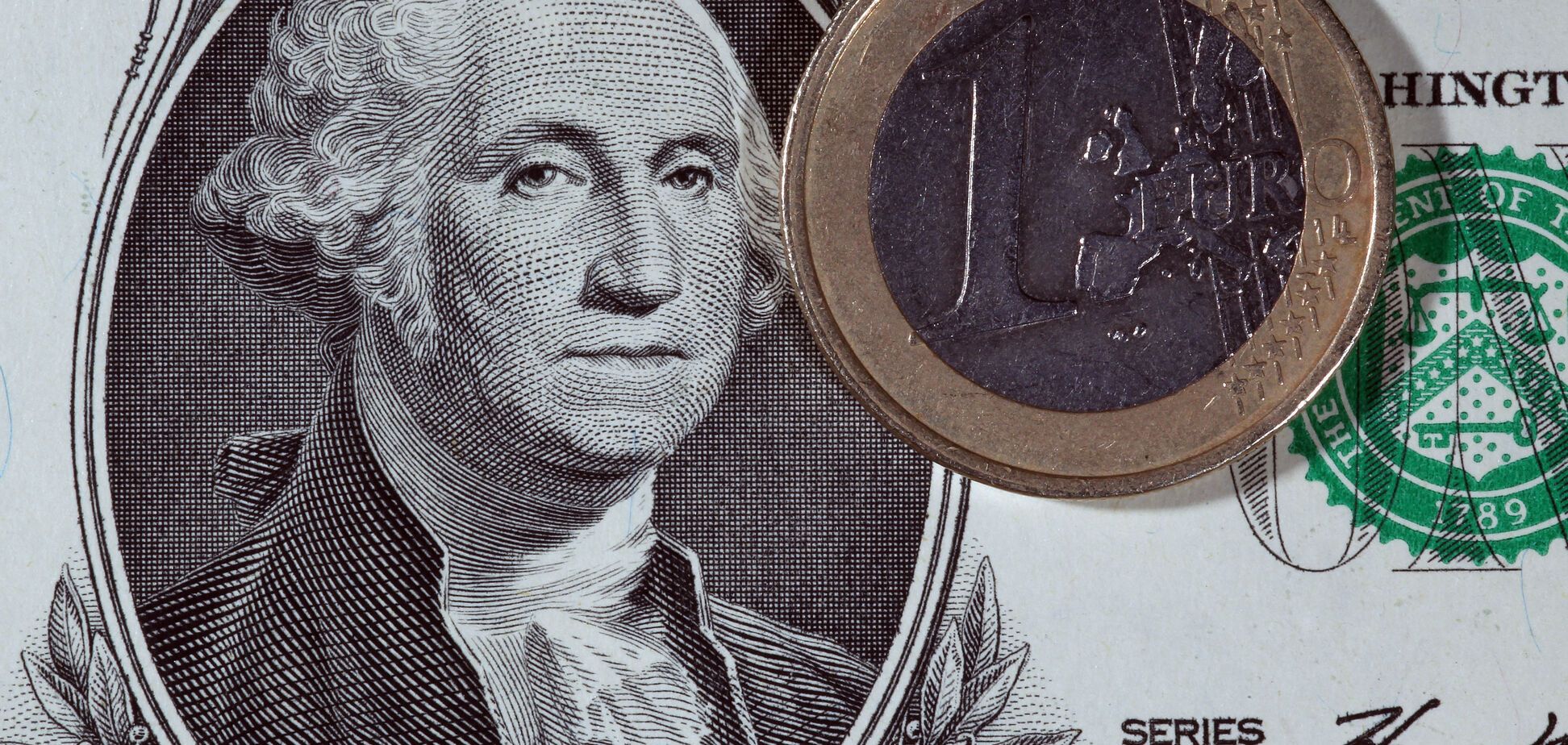 В Україні впали долар і євро