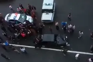 В России устроили массовое побоище из-за ДТП: момент попал на видео