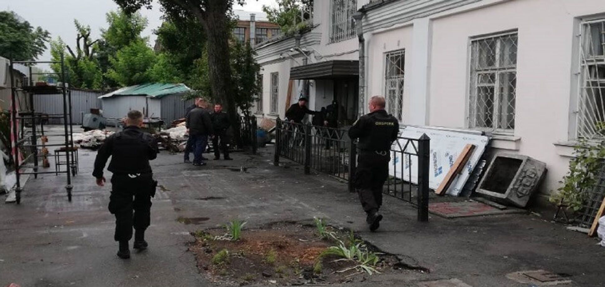 В Киеве устроили стрельбу в здании рынка: появились новые подробности