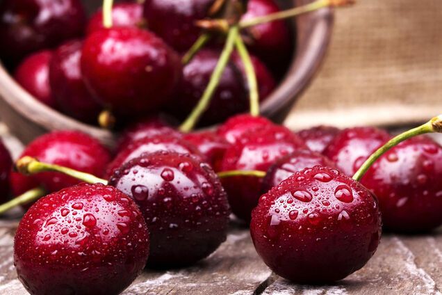 У супермаркеті Києва продавали ягоди 'з сюрпризом'