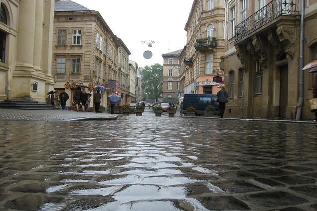 Улицы превратились в реки: появилось видео последствий грозы во Львове