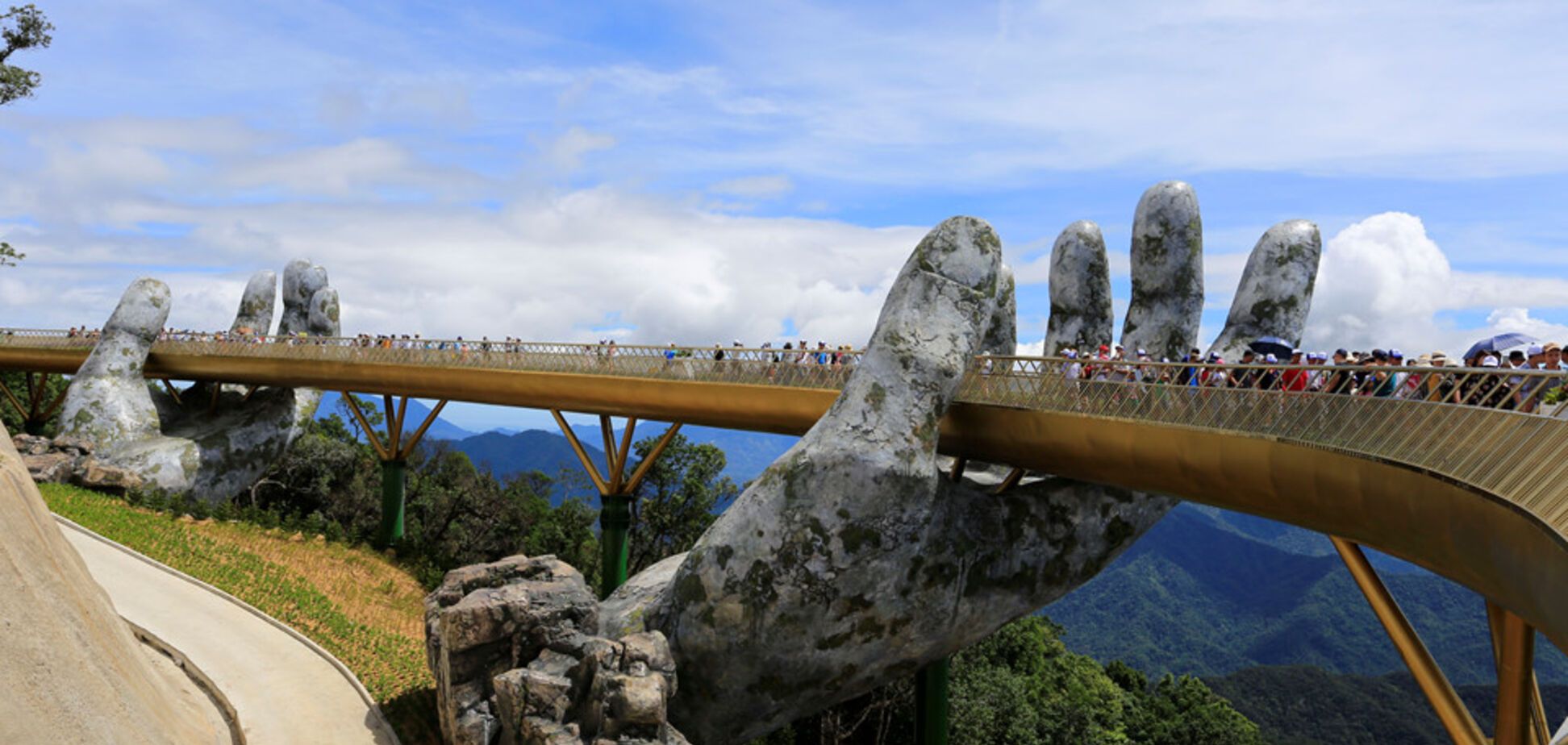 Каменные руки: во Вьетнаме построили удивительный мост 