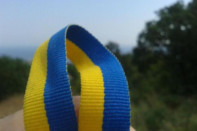 В оккупации ходят с сине-желтыми ленточками - крымчанин