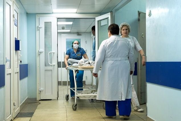 Одногрупники перерізали горло: на Тернопільщині дивом вижила 16-річна дівчина