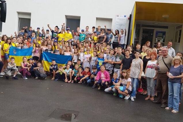 Чиновники відправили на відпочинок до ЄС дітей мажорів замість сиріт