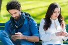 девушка и парень, смартфон