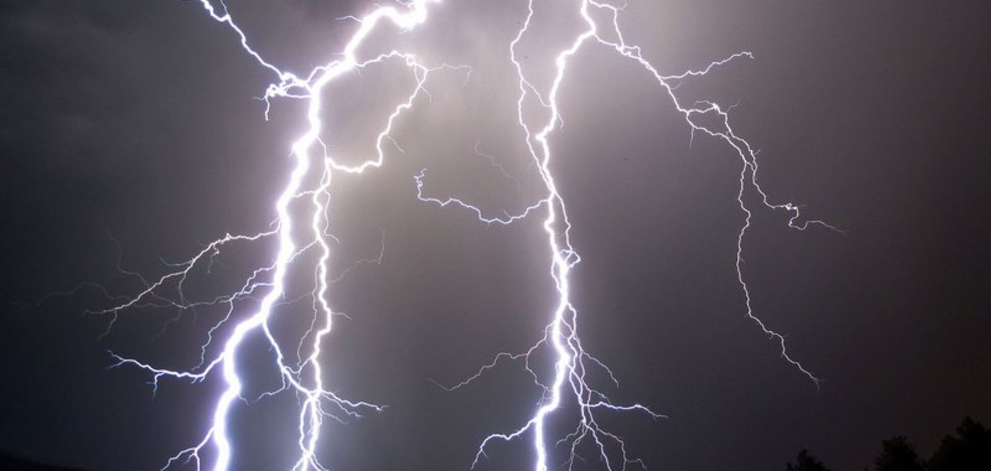 Беседка не спасла: в Винницкой области молния убила двоих мужчин