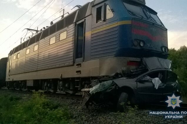 Под Киевом поезд сбил машину: в полиции сообщили детали смертельной аварии  | Криминал | OBOZ.UA