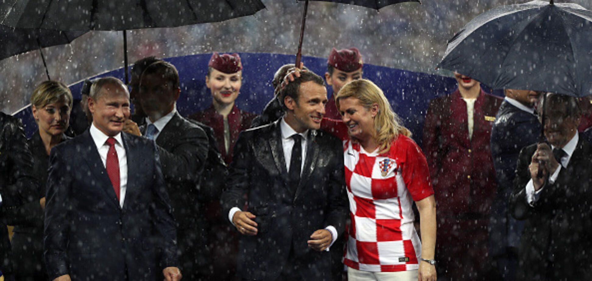 Даже расплакалась: президент Хорватии оправдала Путина за зонты на финале ЧМ-2018
