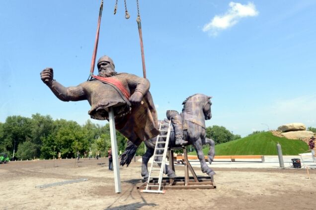 У Києві встановлюють пам'ятник суперечливому богатирю з народних казок