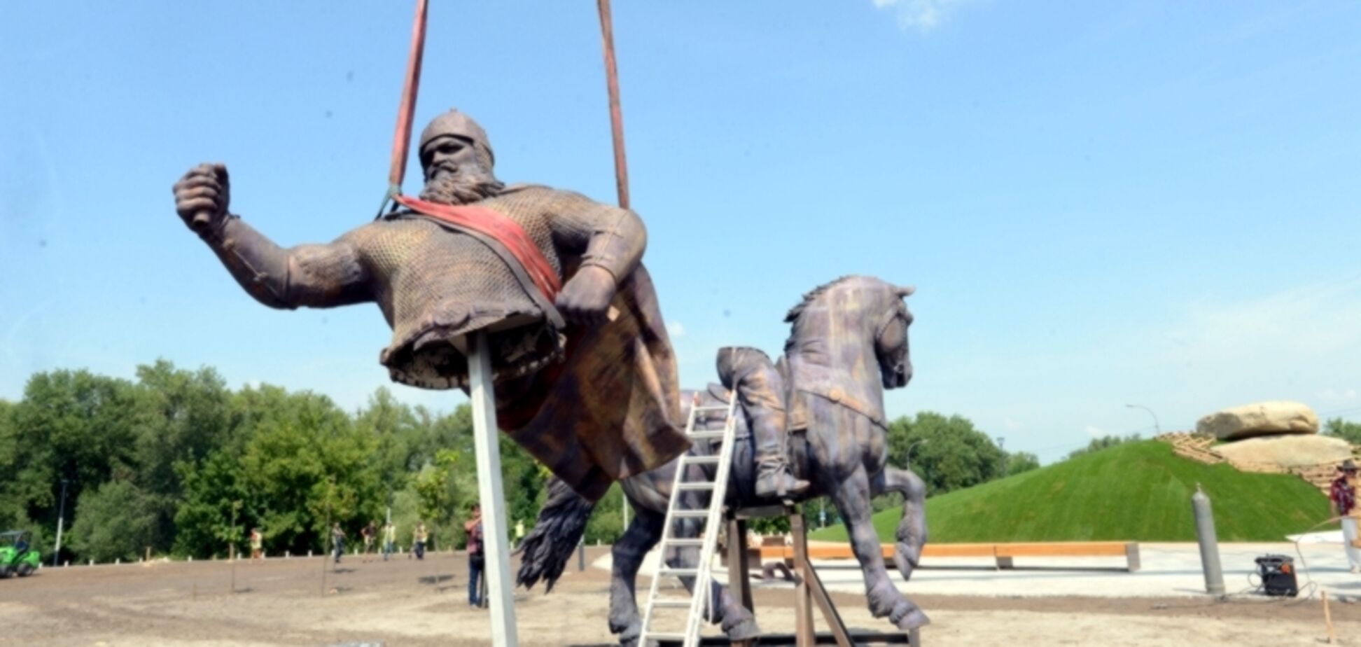 У Києві встановлюють пам'ятник суперечливому богатирю з народних казок