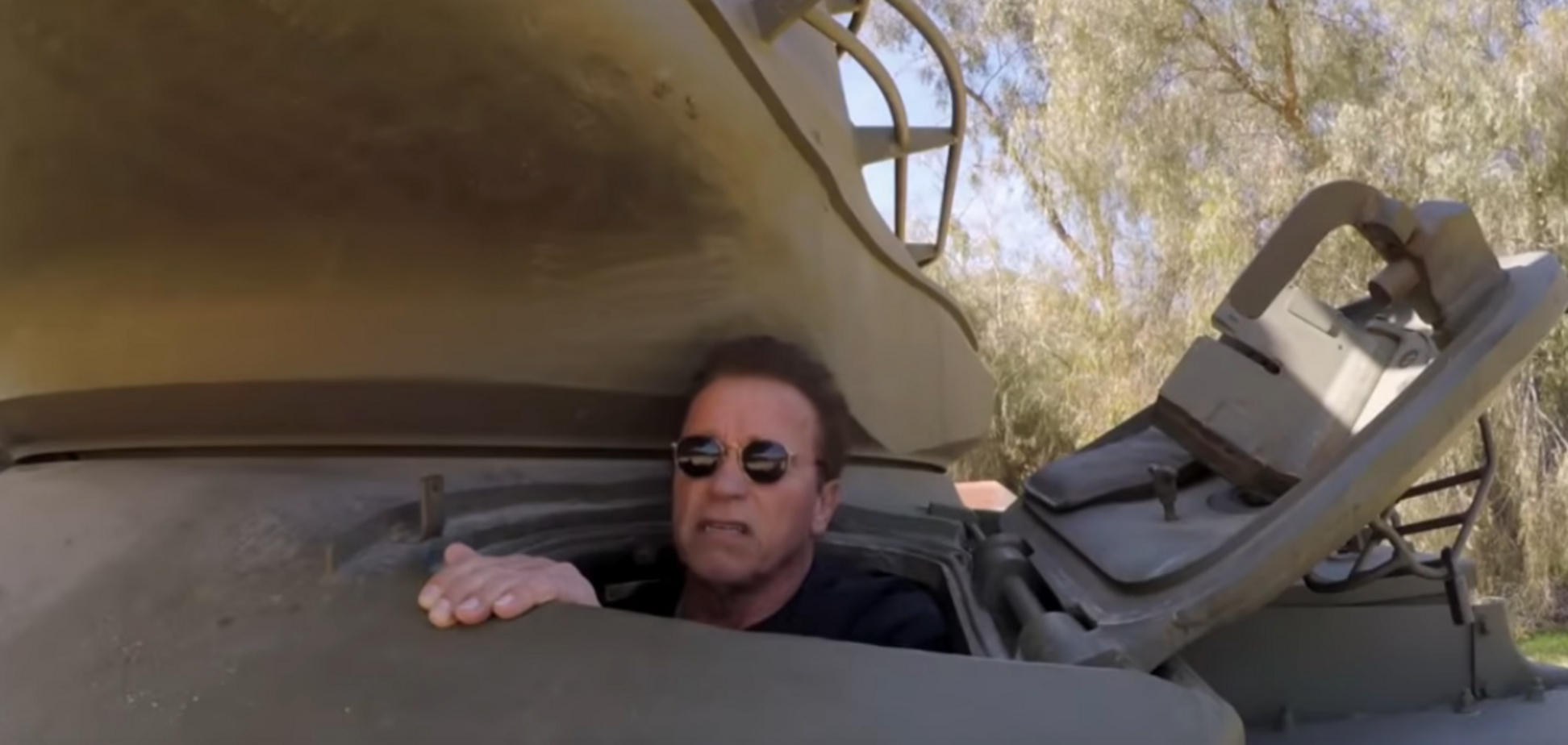 Шварценеггер розважився на особистому танку: опубліковане епічне відео