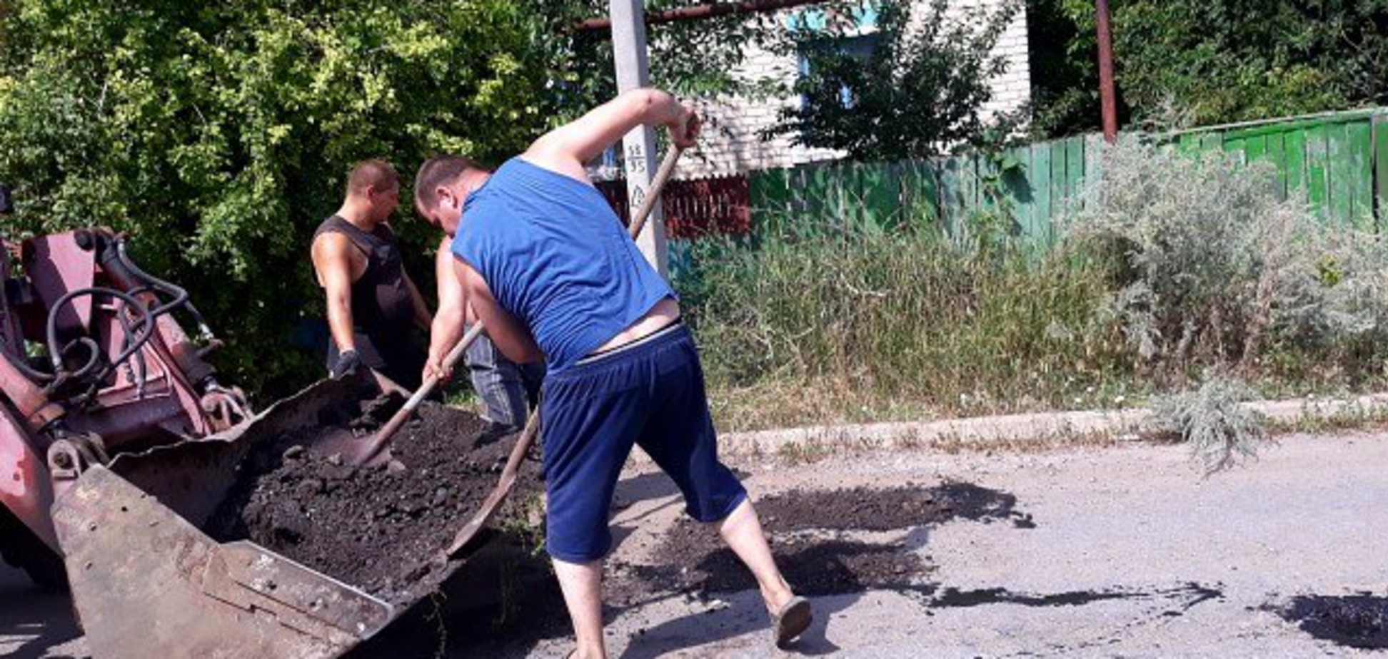 С лопатой и ведром: появились провальные фото ремонта дорог в 'ЛНР'