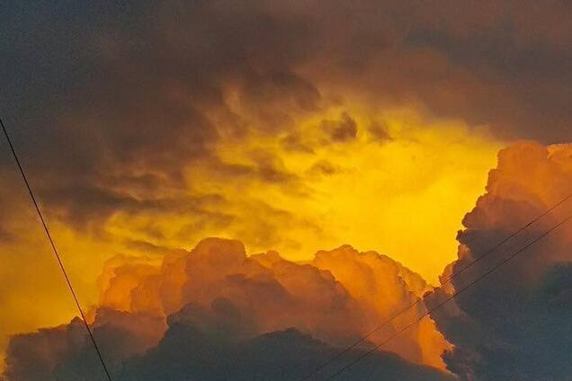 Похоже на конец света: в сети показали пугающие кадры бури в Тернополе