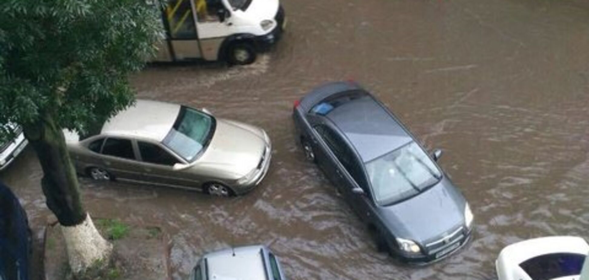 Львів залило дощем: з'явилися фото і відео, у що перетворилося місто