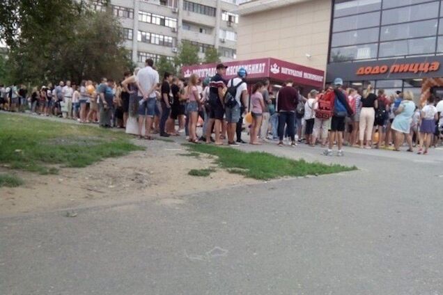 'Хоча б не з лопати': у мережі висміяли величезні черги в Росії за їжею