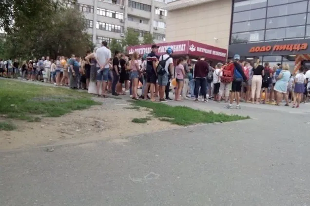 "Хоть не с лопаты": в сети высмеяли огромные очереди в России за едой