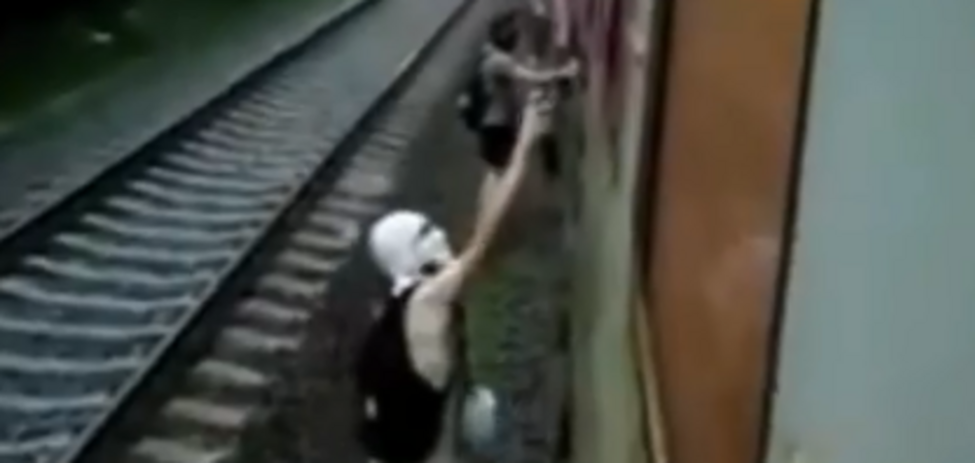 Розбиті голови і масове отруєння: у Києві сталася надзвичайна подія з електричкою