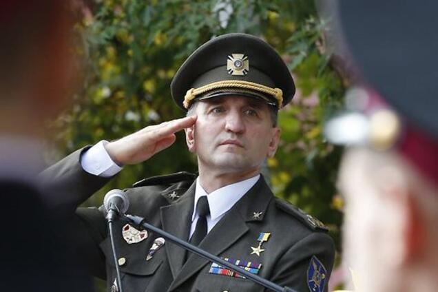 Было трогательно: в посольстве США стали на колени перед легендарным генералом ВСУ