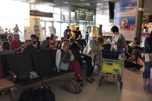 Серед пасажирів багато дітей: туристи знову застрягли в аеропорту Києва