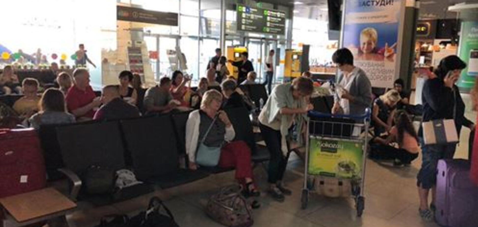 Среди пассажиров много детей: туристы снова застряли в аэропорту Киева