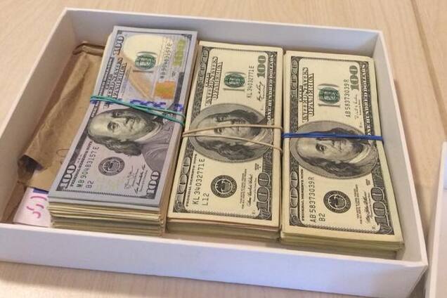 Долари коробкою: чиновниця Мін'юсту погоріла на великому хабарі