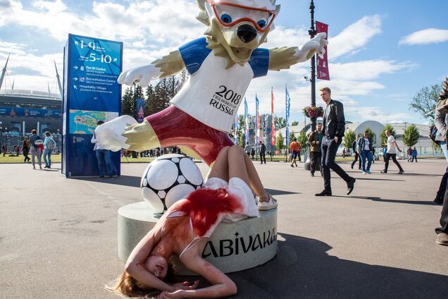 У Росії перед матчем ЧС-2018 влаштували 'кривавий' протест: фотофакт
