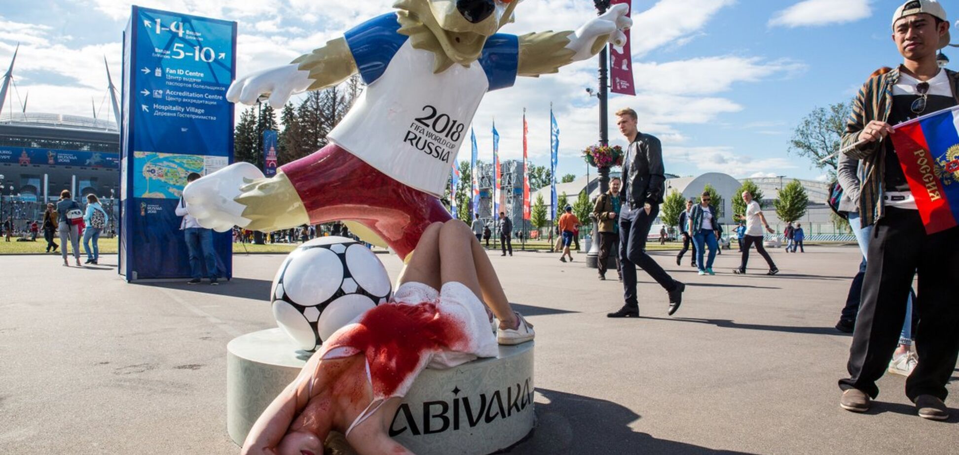 В России перед матчем ЧМ-2018 устроили 'кровавый' протест: фотофакт