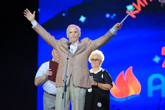 Российские актеры незаконно приехали в 'Артек': фото и имена звезд 'Крымнаша'