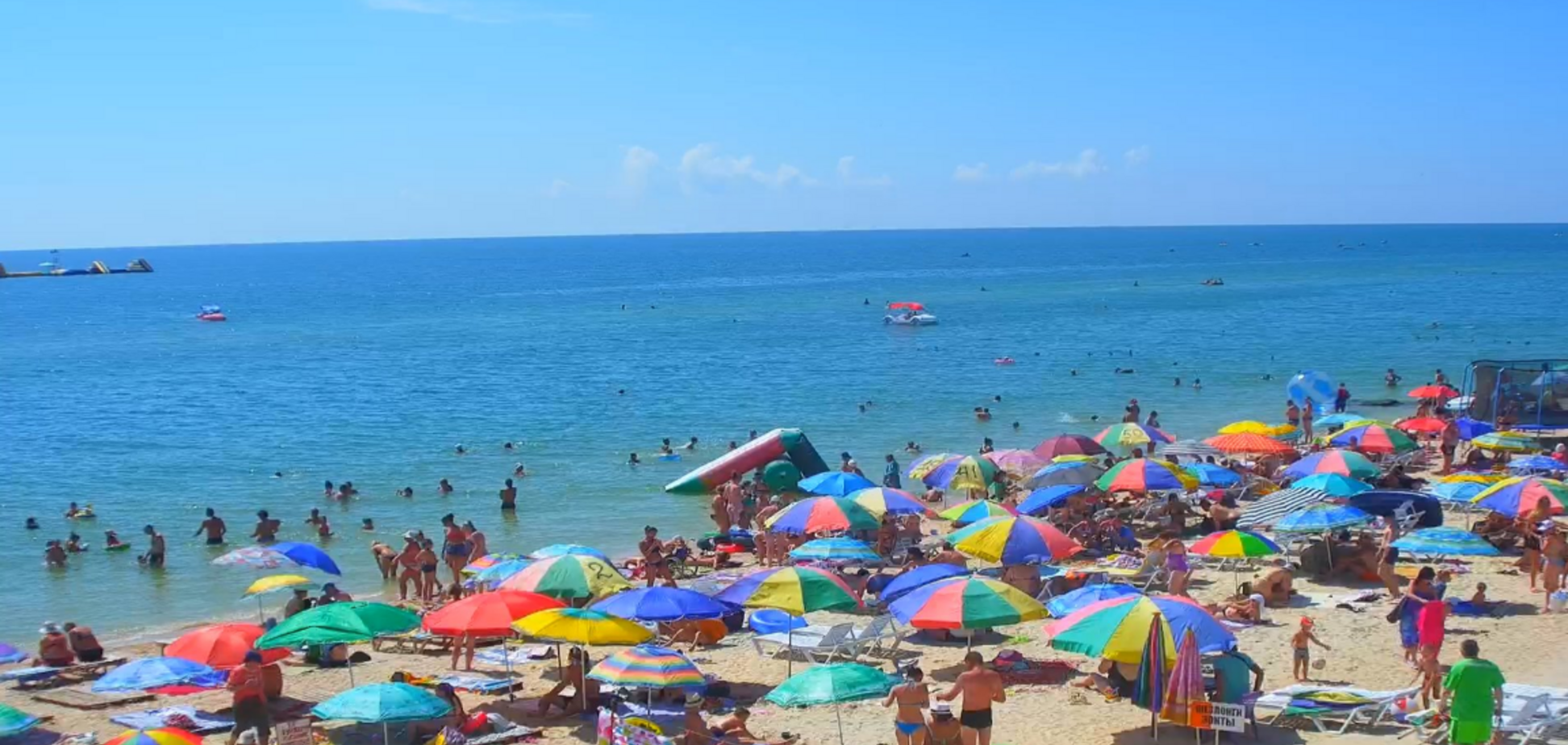 'Відпочивають по-багатому': в мережі порівняли пляжі в Криму і на Херсонщині