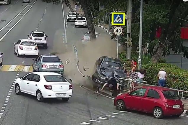 В Сочи авто влетело в толпу пешеходов: видео смертельного ДТП