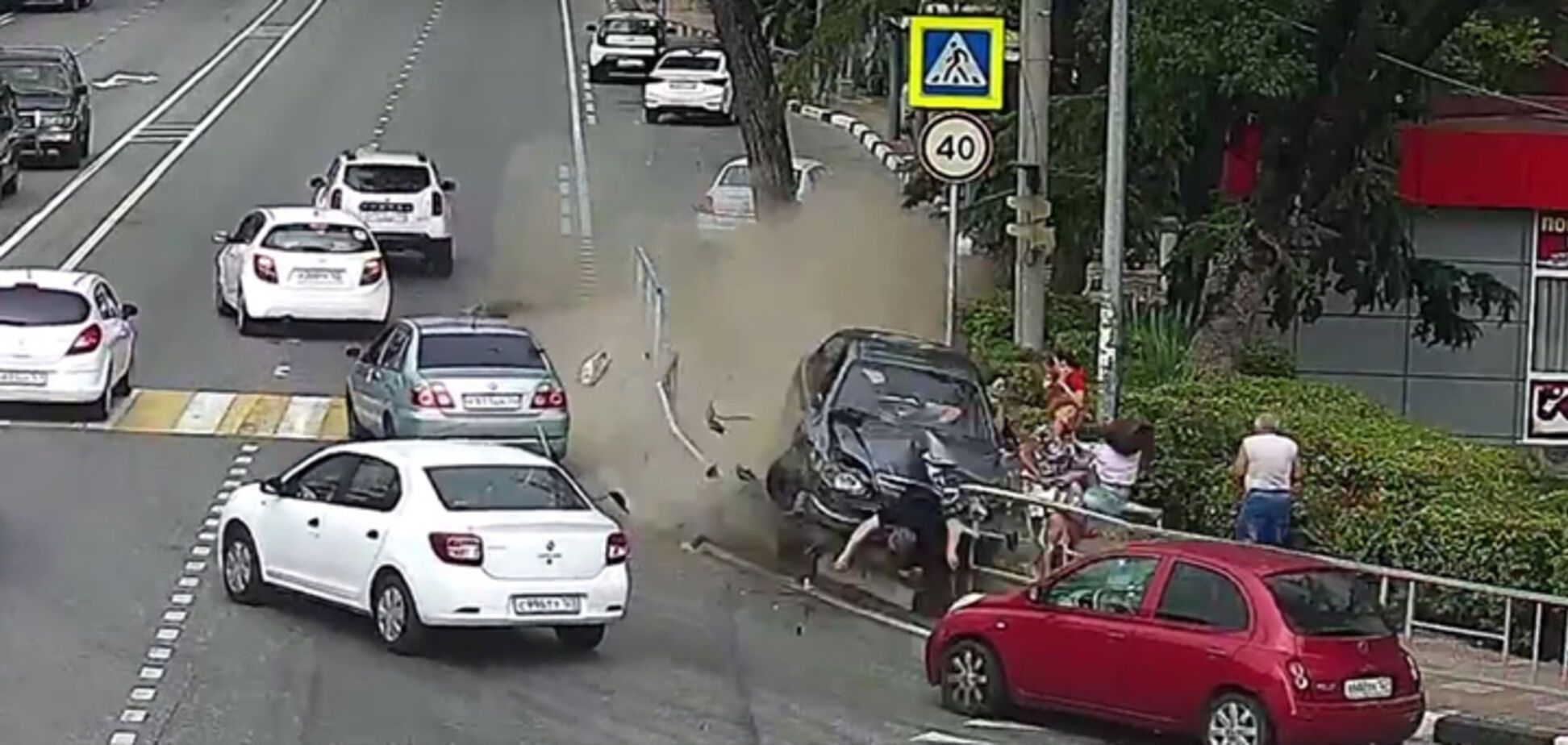 В Сочи авто влетело в толпу пешеходов: видео смертельного ДТП