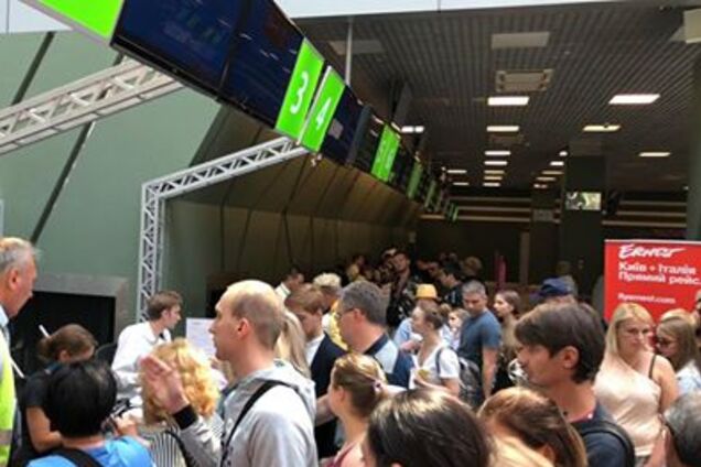 'Женщина получила удар': украинские туристы рассказали, что творится в аэропорту Киева