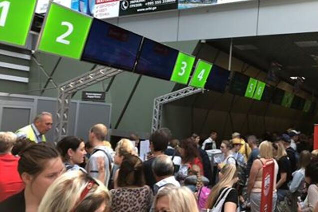 'Спали на полу!' В киевском аэропорту произошел новый коллапс с туристами