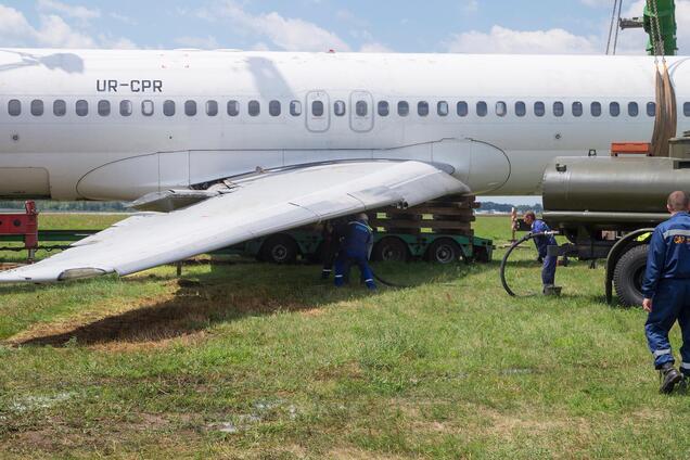 Едва не разбился при посадке: в 'Жулянах' показали, что сделали с 27-летним горе-самолетом