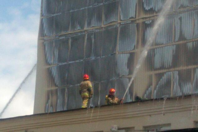 В Киеве разгорелся масштабный пожар на комбинате: опубликованы фото