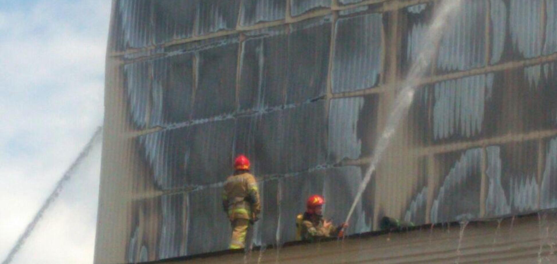 В Киеве разгорелся масштабный пожар на комбинате: опубликованы фото