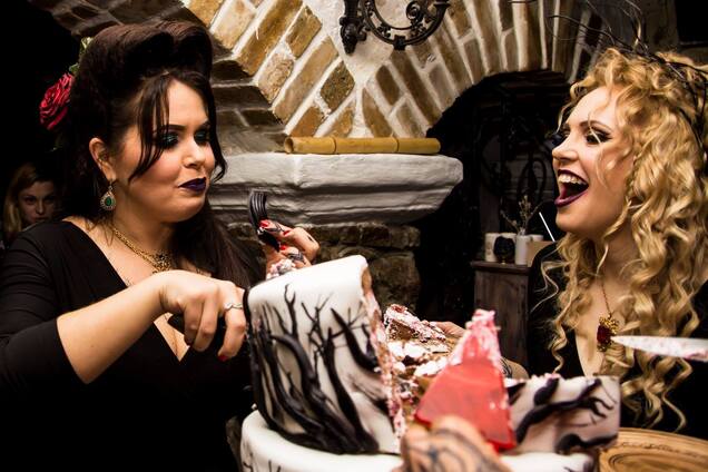 'Ходила по подсобным помещениям и услышала вой', - киевские ведьмы о работе в мистическом месте