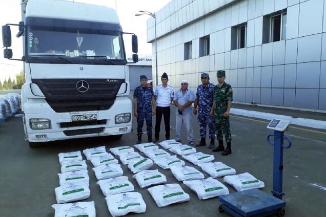 В Азербайджане перехватили фуру с наркотиками для Украины: таможенники выложили фото