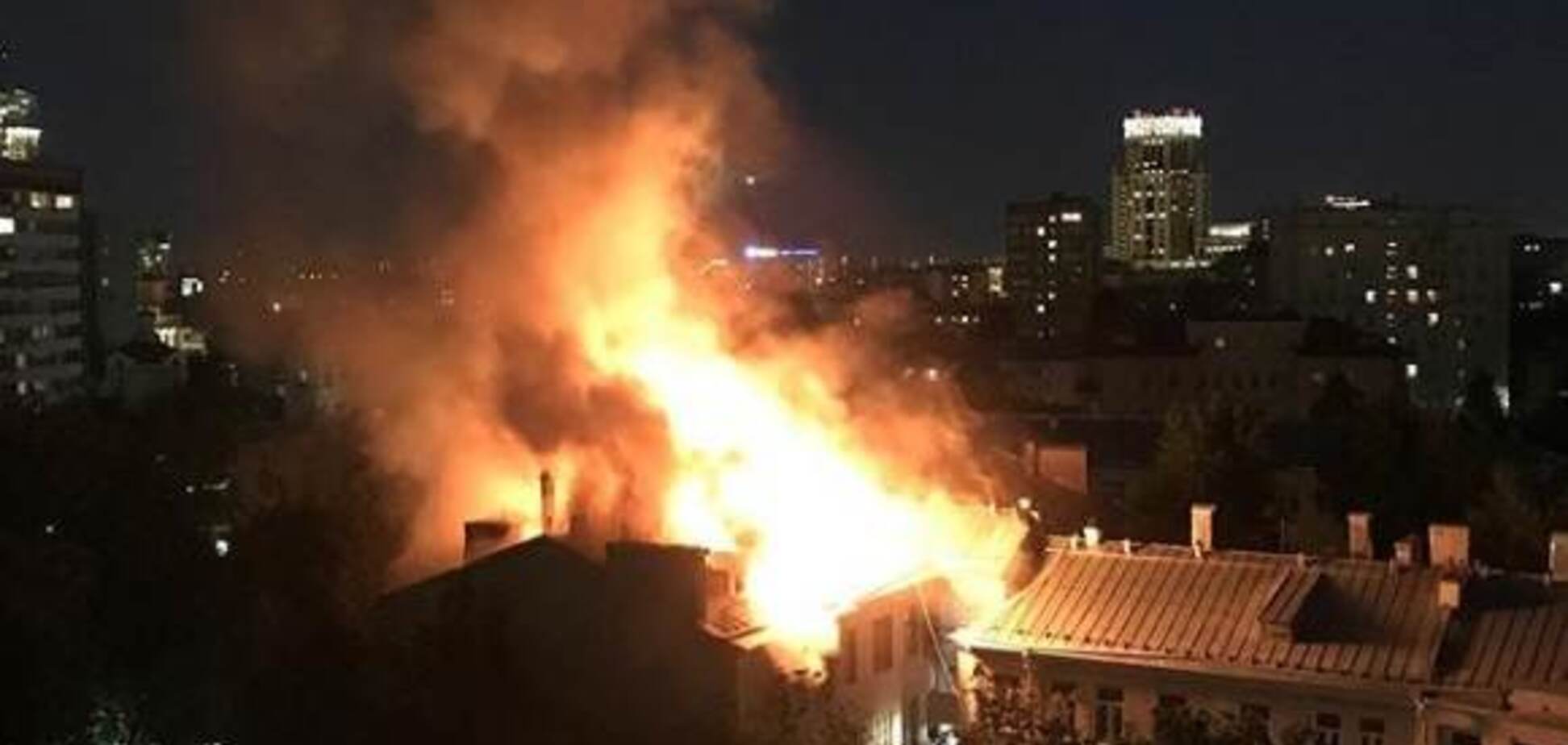 В центре Москвы прогремел взрыв и загорелся жилой дом: опубликованы фото и видео