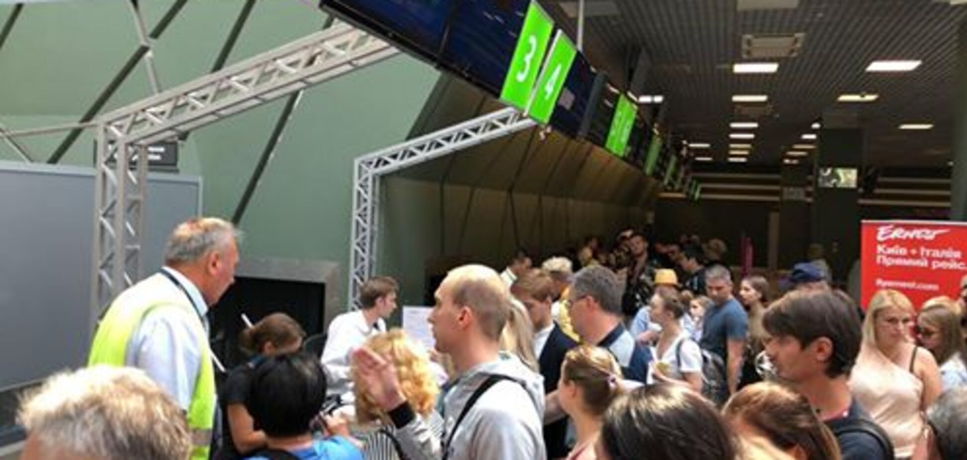 Компенсации не будет: появилось неожиданное объяснение задержки рейса из Жулян