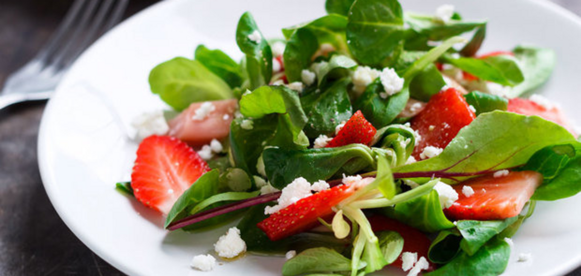 Полуничний салат з м'ясом курки: рецепт дієтолога